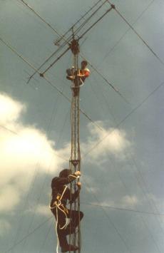 Réfection des antennes au RC Creil F6KGT, F1NLZ & F1NQP à 20 mètres de haut.